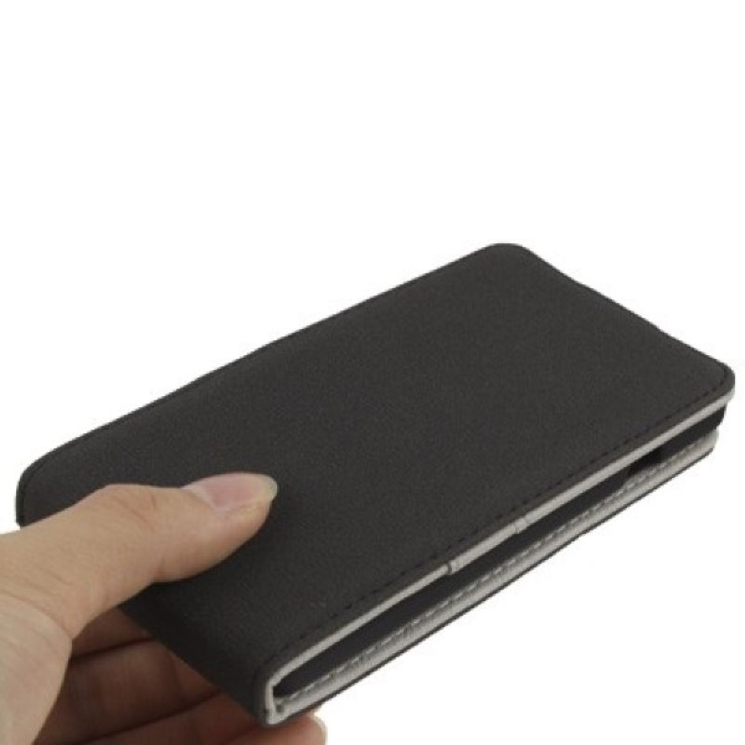 Eine Hand, die eine geschlossene schwarze Handyhülle hält.