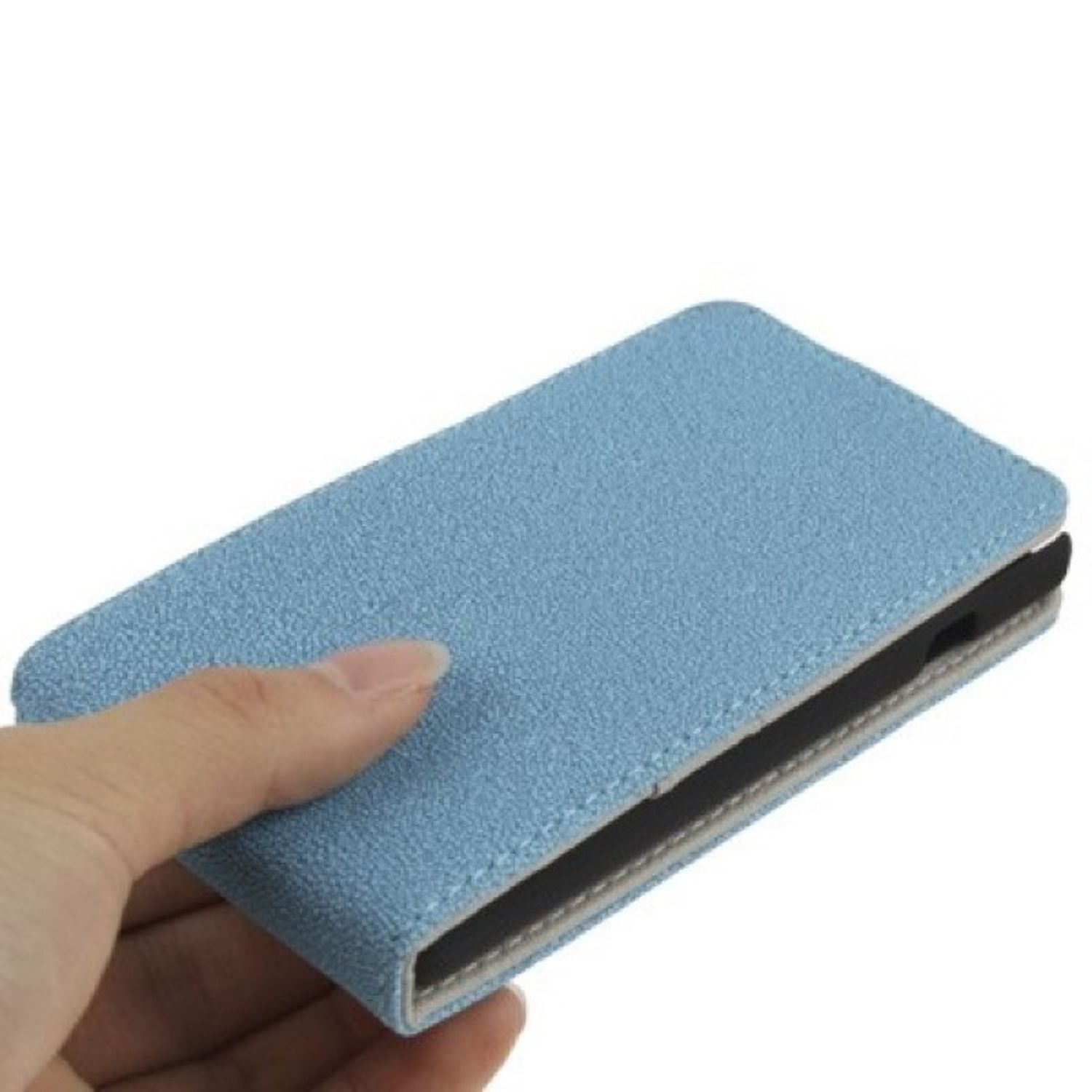 Hand, die eine blaue Handyhülle hält. Die Hülle ist geschlossen und strukturiert. Schwarzes Telefon im Inneren. Weißer Hintergrund.