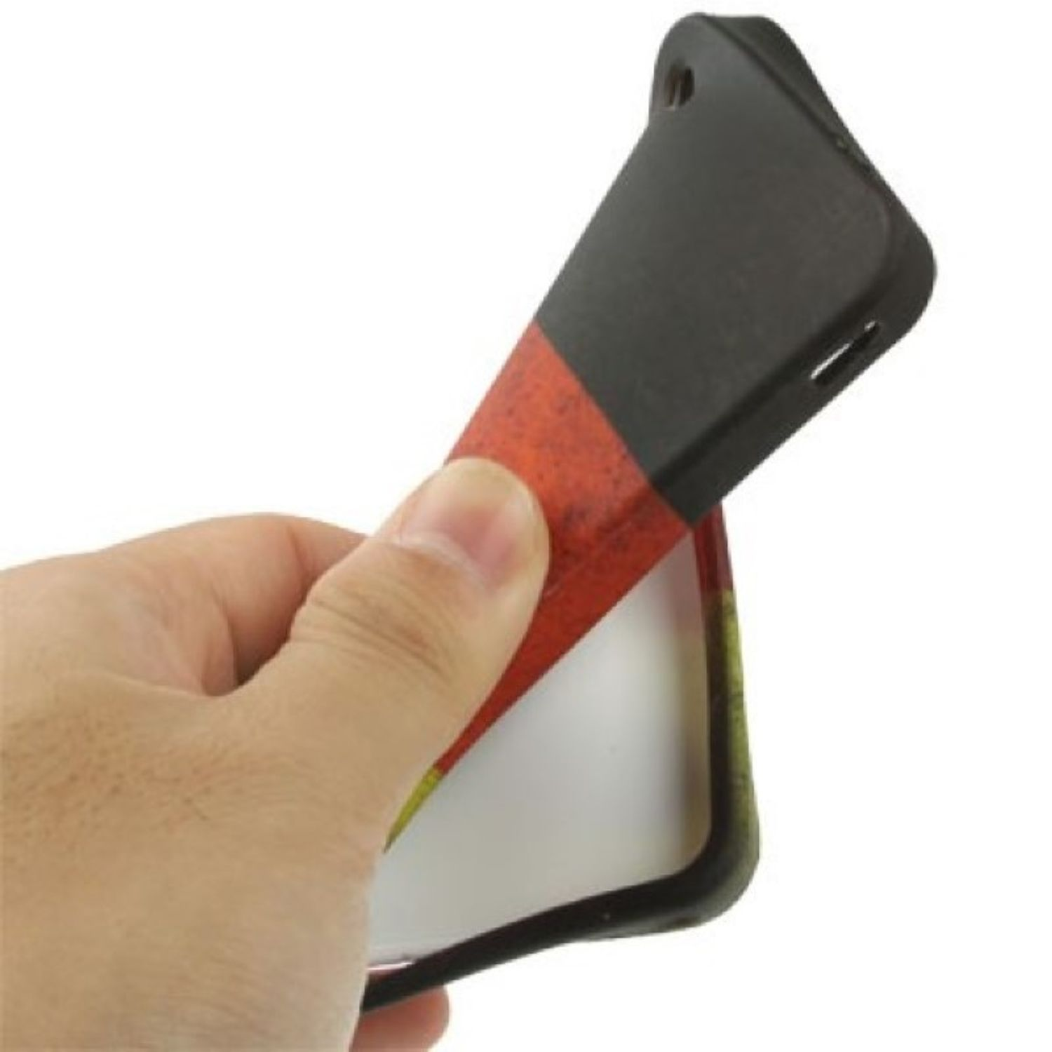 Eine Hand hält eine Handyhülle offen. Die Hülle ist schwarz und rot mit einem flaggenartigen Design.