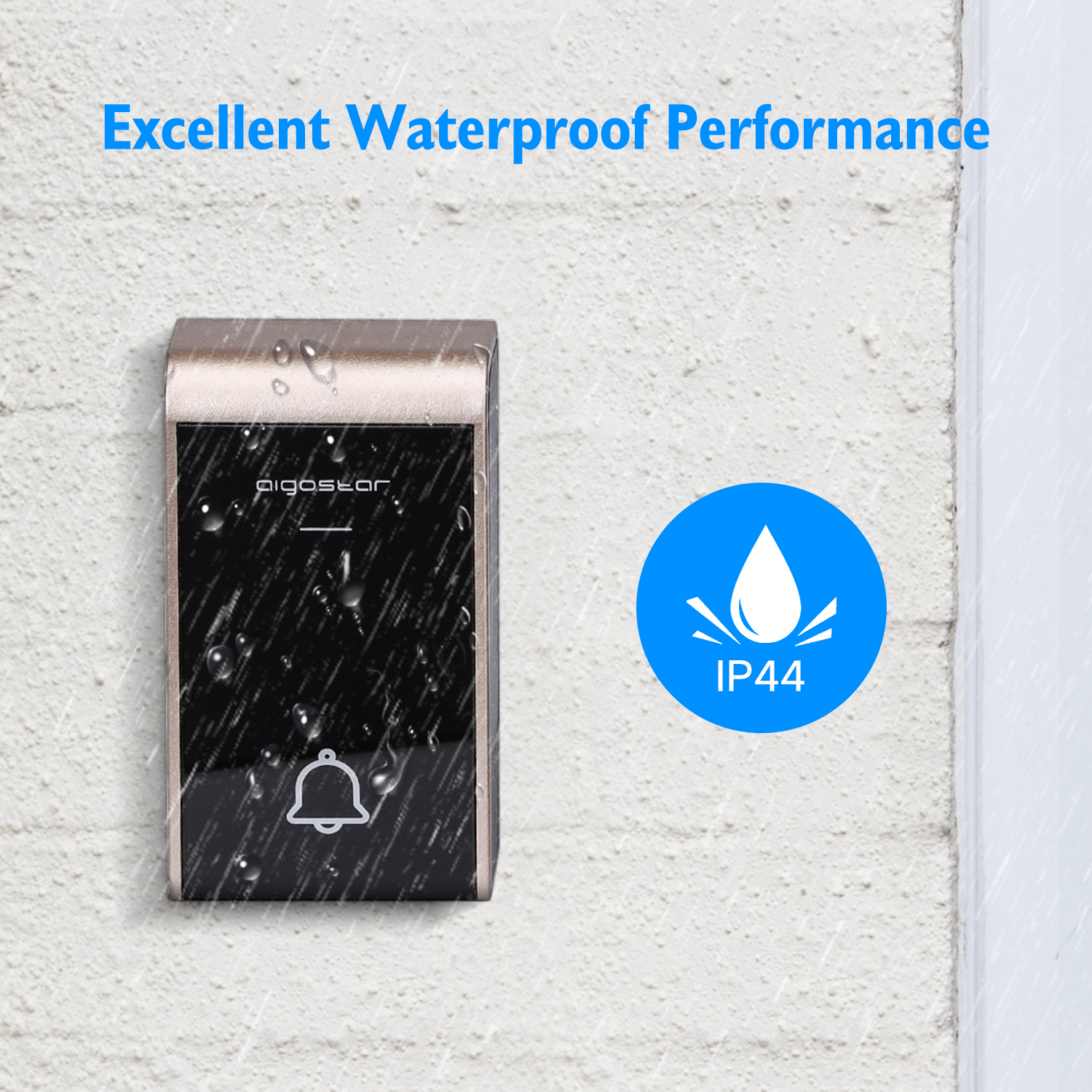 Eine schwarz-goldene Türklingel mit 'aigostar', Wassertropfen und IP44-Symbol, an einer strukturierten Wand montiert.