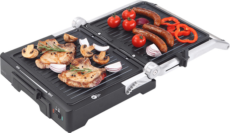 Parrilla con salchichas cocinadas, tomates, cebollas y carne en la plancha.