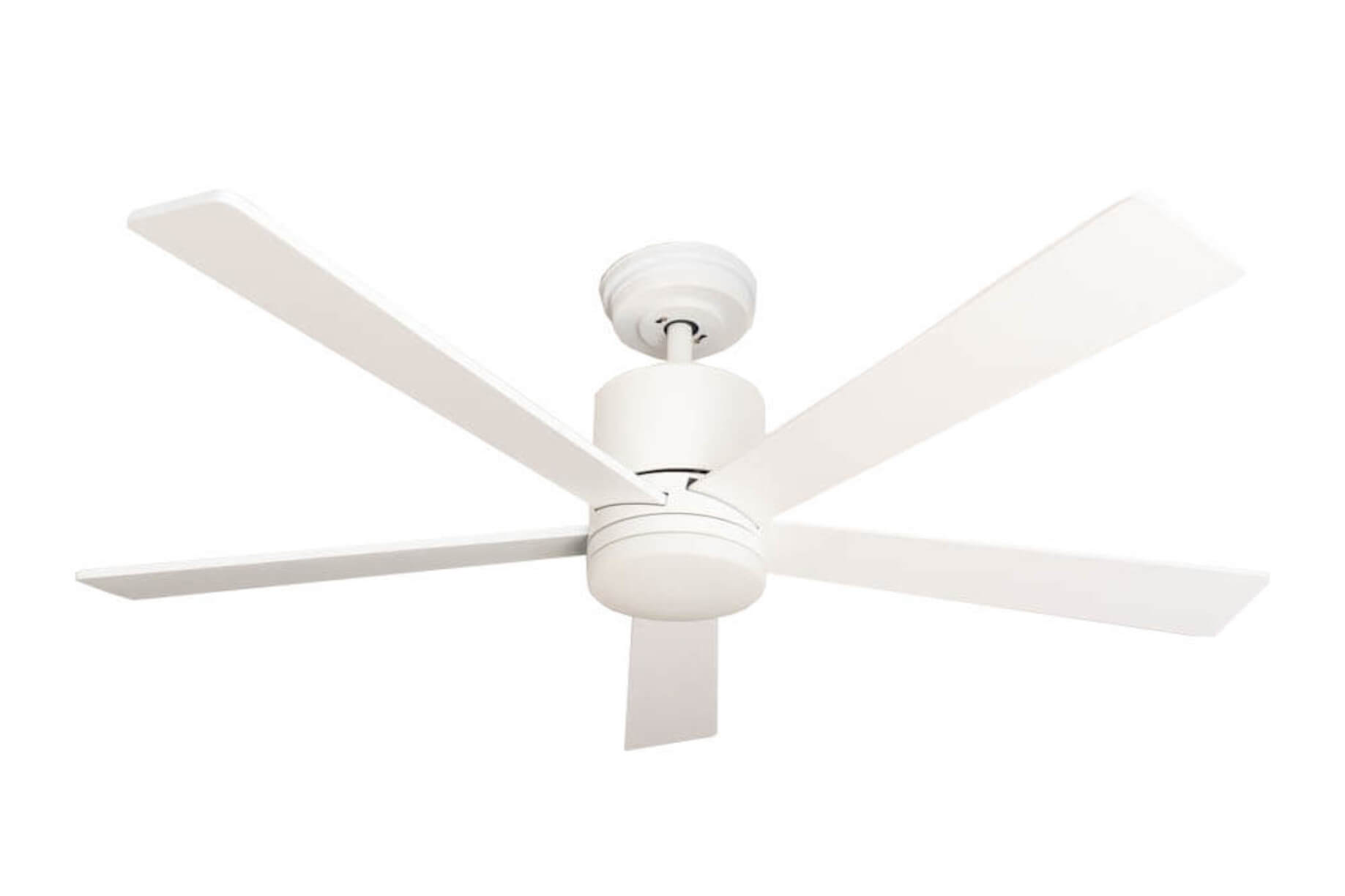 Weißer Deckenventilator mit fünf Blättern, zentriert auf weißem Hintergrund.