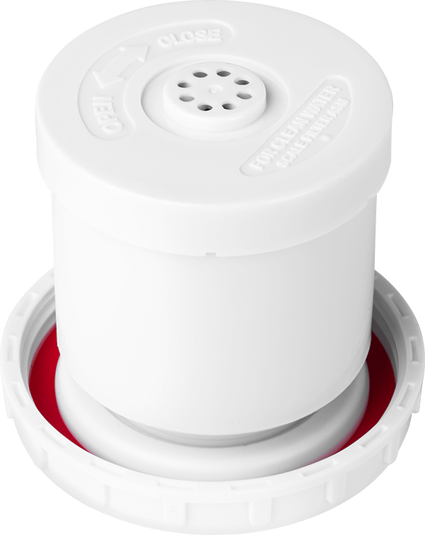 Biały element filtra wody. Górna część ma pokrywę z otworami. Czerwony pierścień widoczny wewnątrz.