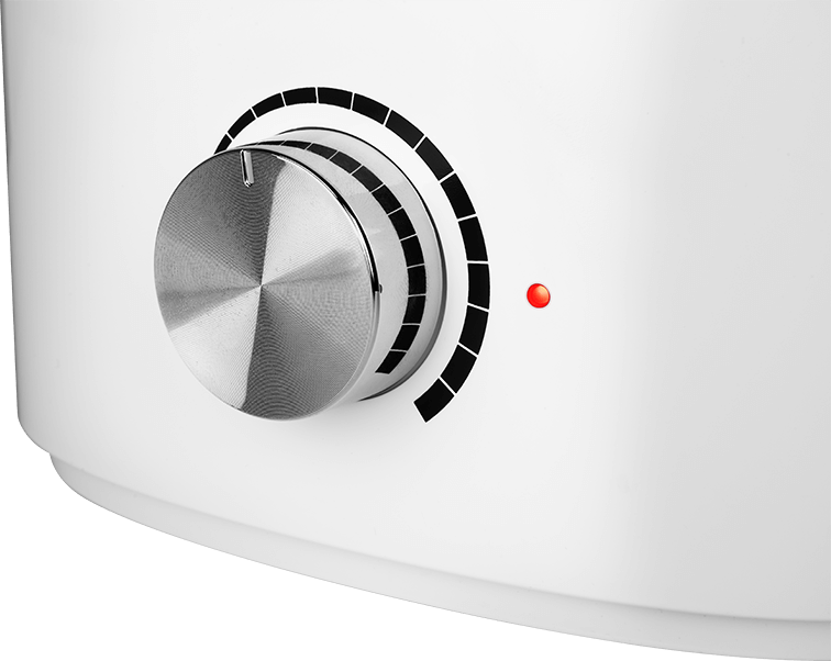 Zbliżenie na białe pokrętło urządzenia. Ma chromowane pokrętło, czarne oznaczenia i czerwone światło.