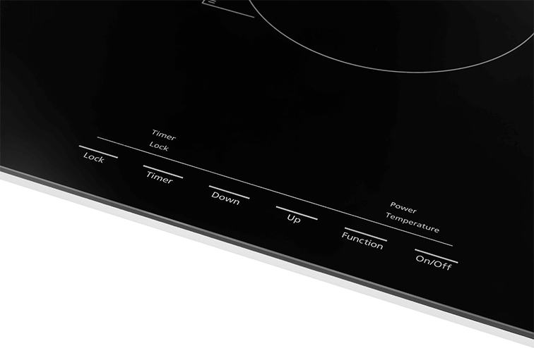 Zbliżenie czarnej płyty indukcyjnej z przyciskami i tekstem.