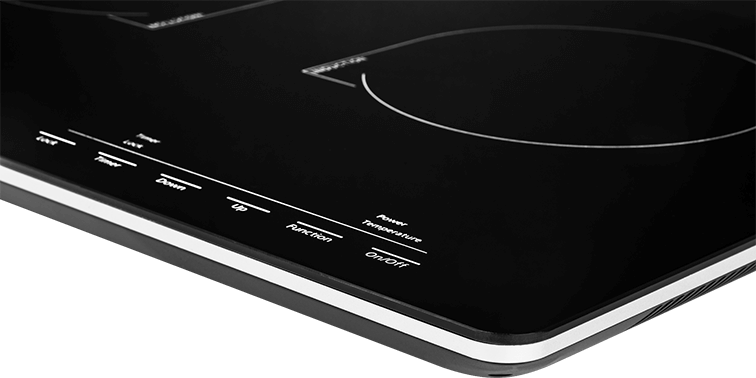 Czarna płyta indukcyjna z białymi oznaczeniami funkcji i białą obwódką.