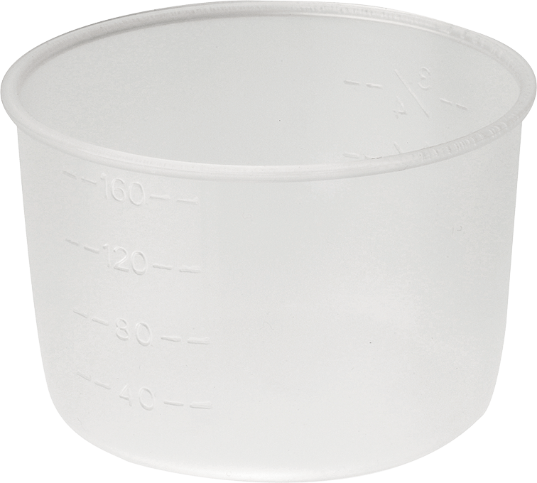 Przezroczysta miarka z oznaczeniami objętości. Jest pusta. Czarne tło.