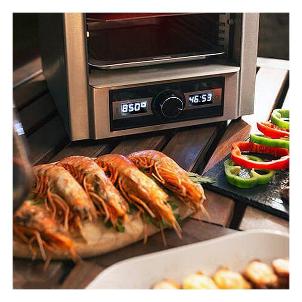 Un forno con un display digitale che mostra la temperatura e l'ora. Il cibo è davanti.