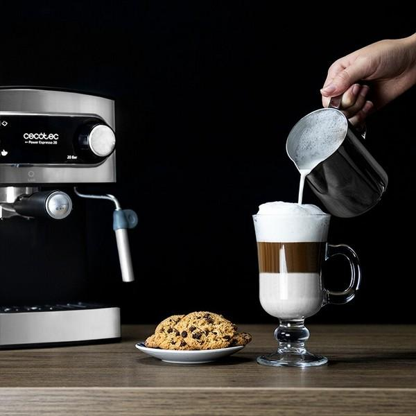 Kaffeemaschine, Latte wird zubereitet. Kekse und Kaffeemaschine auf einem Holztisch.