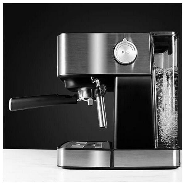 Macchina per caffè espresso argento e nera. Un quadrante e un serbatoio dell'acqua sono visibili. Sfondo nero.