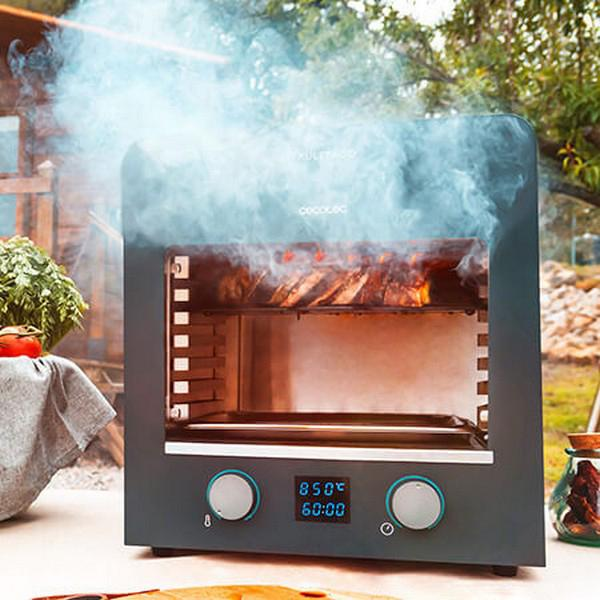 Een grijze buitengrill met rook. Toont een digitaal display en bedieningsknoppen. Eten is zichtbaar.