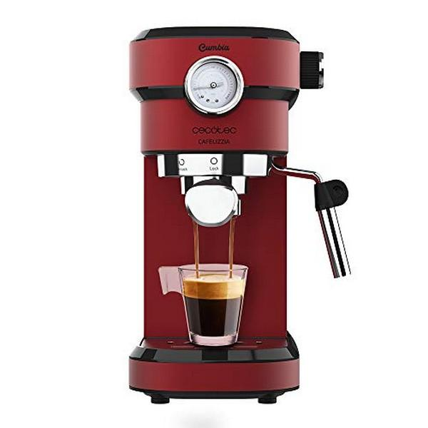Rote Espressomaschine, die Kaffee in ein Glas auf einer schwarzen Oberfläche ausgibt.