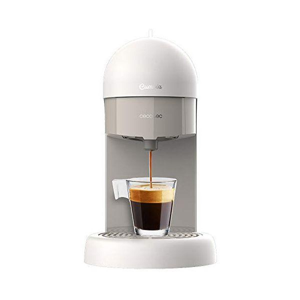 Kaffeemaschine, die Kaffee brüht. Kaffee gießt in ein Glas. Weiße und graue Maschine.
