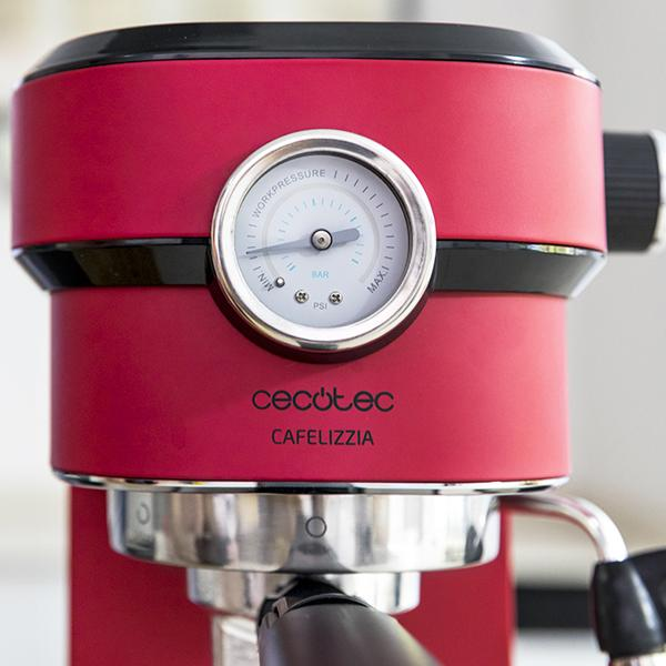 Rote Espressomaschine mit Manometer und dem Markennamen Cecotec.