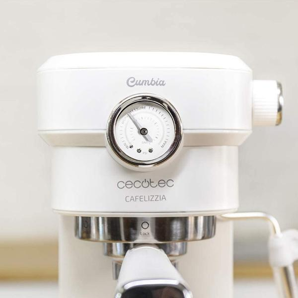 Macchina da caffè Cecotec bianca con manometro. La macchina è su sfondo bianco.
