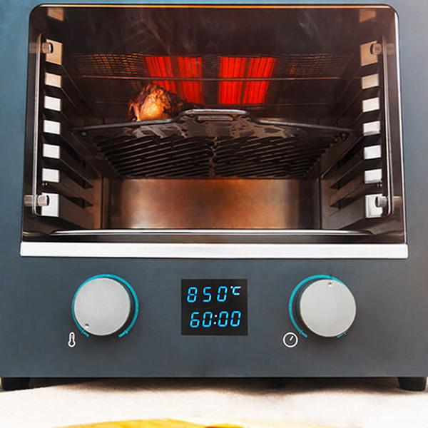 Een oven met een stuk gebraden vlees erin, met een digitaal display dat tijd en temperatuur weergeeft.