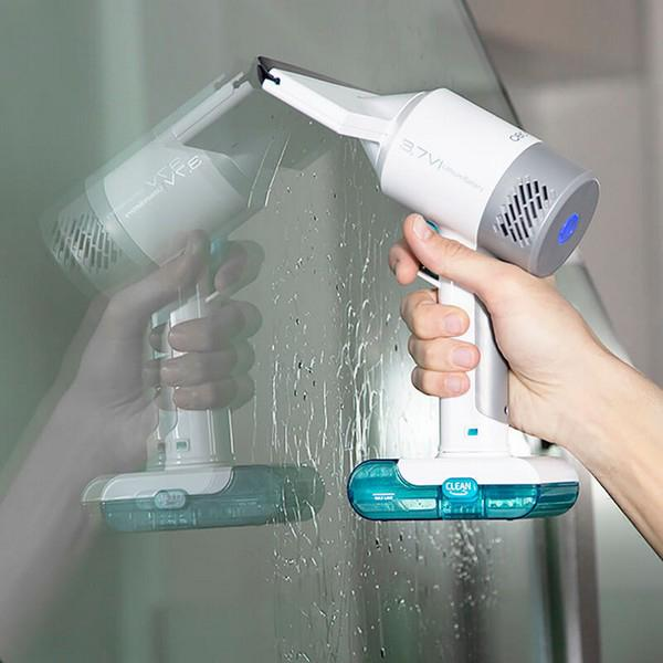Eine Person reinigt ein Fenster mit einem Hand-Fensterreiniger. Der Reiniger ist weiß und grau.