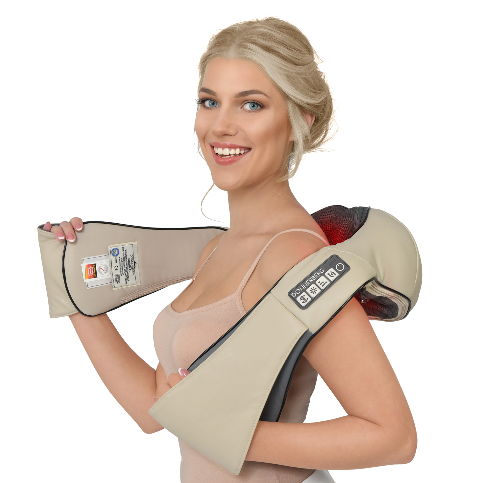 Eine lächelnde Frau präsentiert ein beiges Nacken- und Schultermassagegerät mit Bedienelementen.