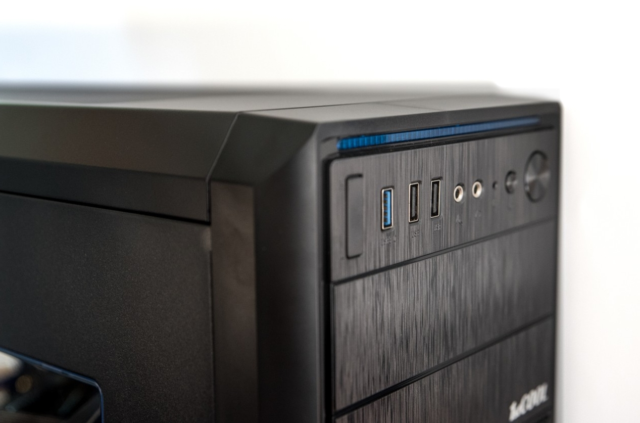 Ein schwarzes Computergehäuse mit USB-Anschlüssen und Audiobuchsen auf der Vorderseite.