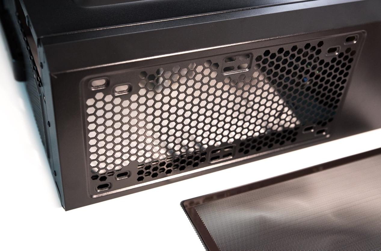 In einem Computergehäuse. Auf der Rückseite ist ein Metallgitter für den Luftstrom mit Wabenmuster gezeigt.