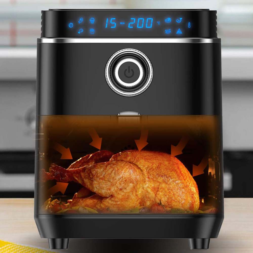 Eine Heißluftfritteuse mit einem gebratenen Huhn im Inneren. Ein digitales Display zeigt Einstellungen. Die Fritteuse ist schwarz mit einer transparenten Tür.