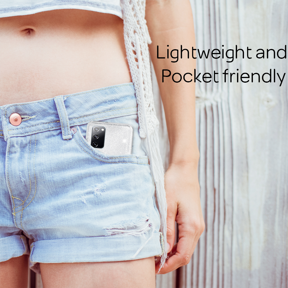 Die Hand einer Frau hält ein Telefon in einer Hülle in einer Jeanstasche, mit dem Text 'Lightweight'.