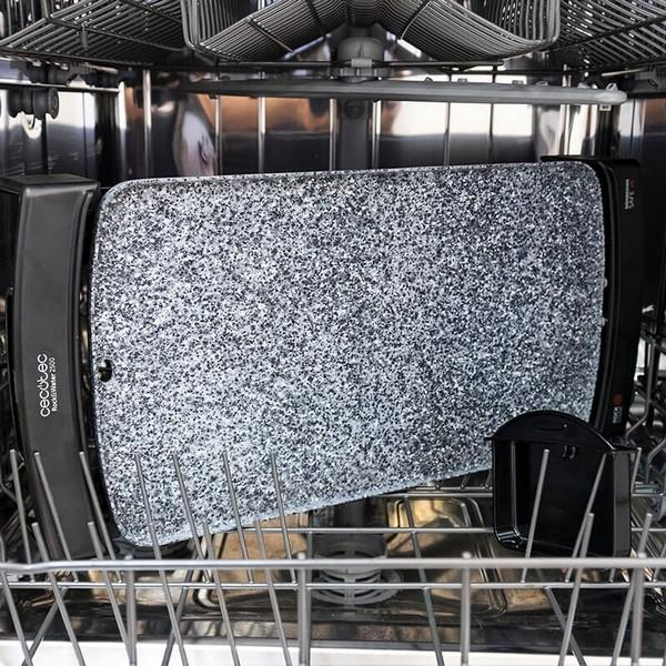 Zmywarka z szarą płytą grillową, czarnymi uchwytami i czarnym pojemnikiem.