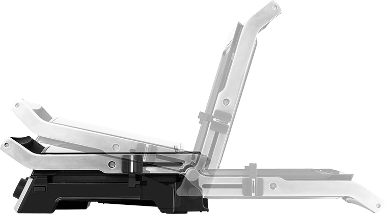 Srebrna i czarna patelnia do kanapek w trzech pozycjach, aby pokazać jej funkcjonalność. Białe tło.