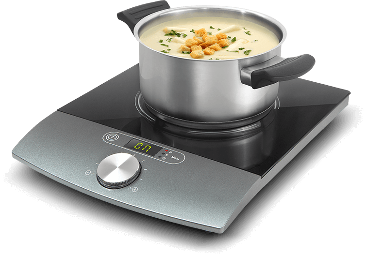 Edelstahltopf mit Suppe auf schwarzem Induktionskochfeld mit Knopf und Display.