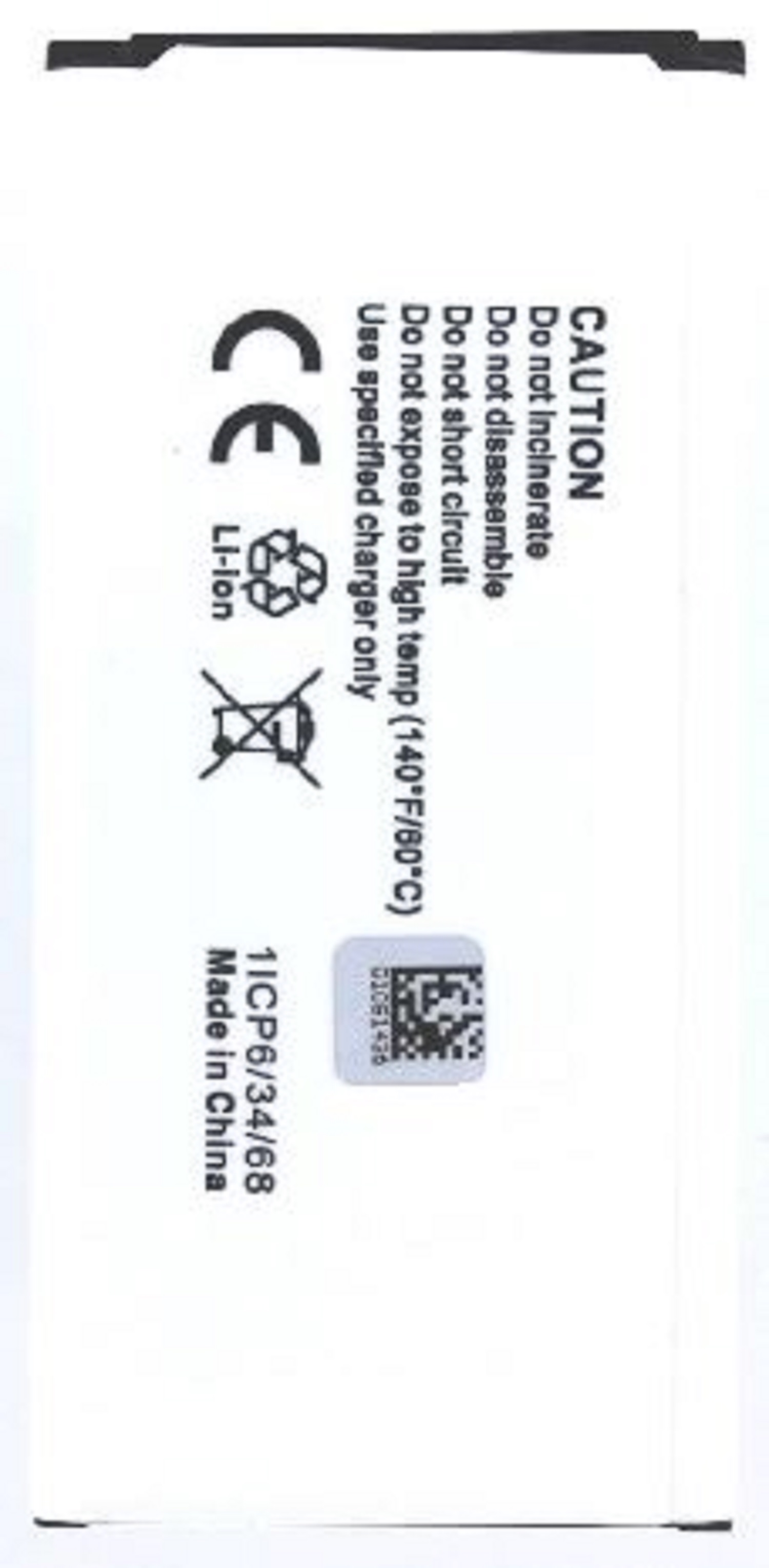 Weißes Batterieetikett mit Text, einem Recyclingsymbol und einem QR-Code, mit Warnungen und Spezifikationen.