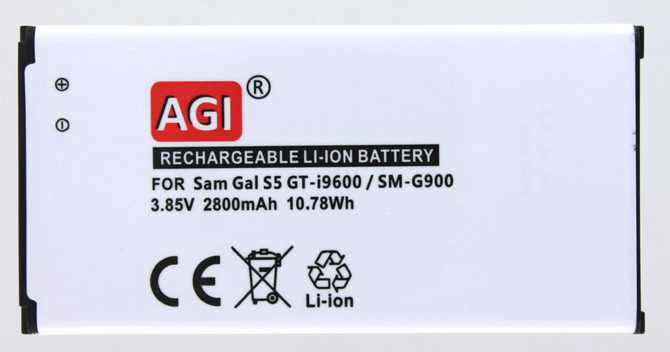 Eine weiße und rote wiederaufladbare Li-Ionen-Batterie mit Text und Symbolen, vor weißem Hintergrund.