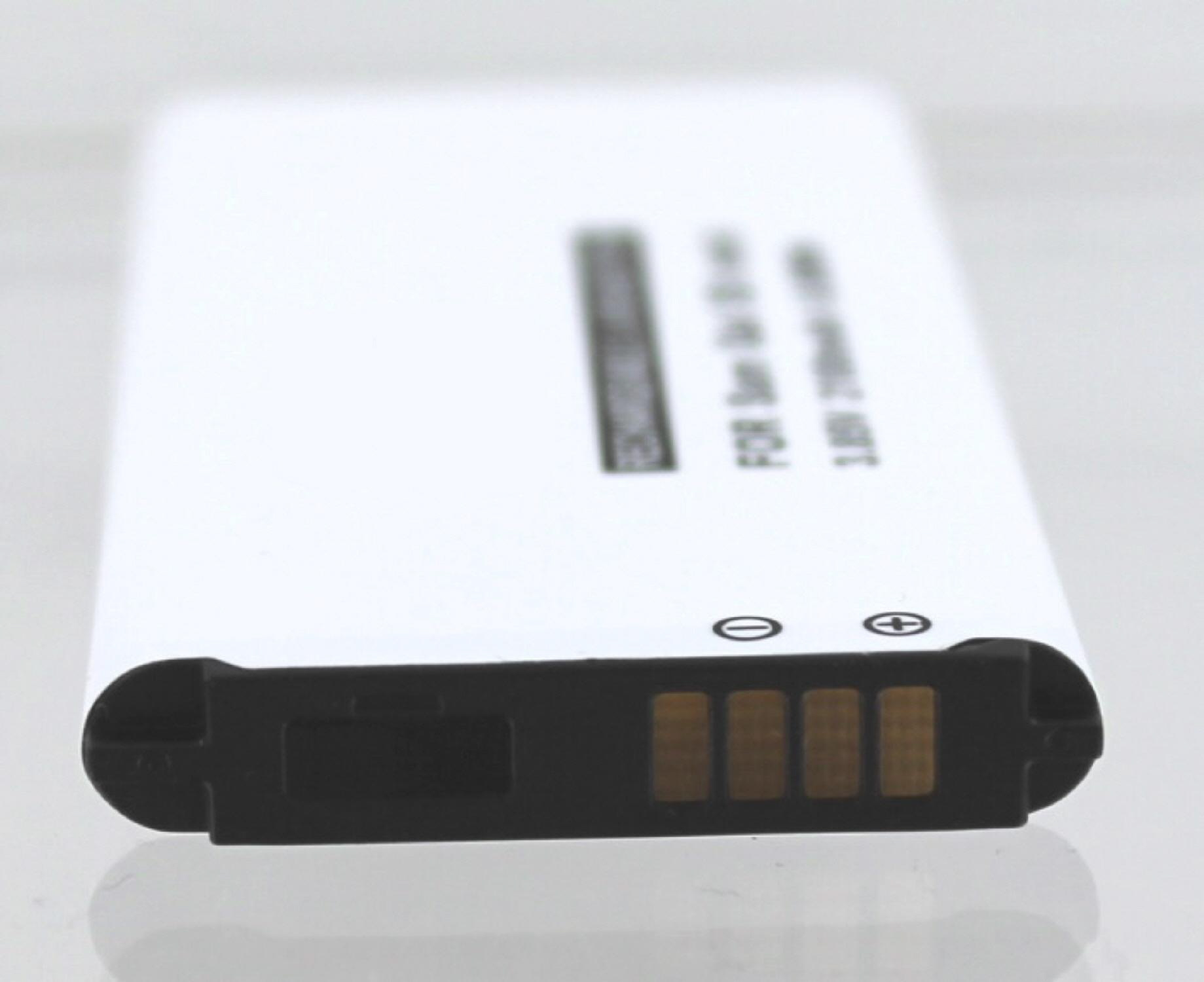 Weiße Telefonbatterie mit schwarzen Details und Text auf der Vorderseite.