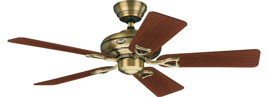 Deckenventilator mit fünf Holzflügeln und einem bronzefarbenen Motorgehäuse, isoliert auf Weiß.