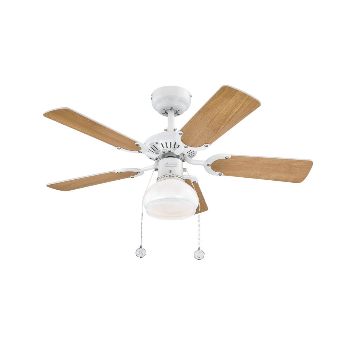 Ein weißer Deckenventilator mit fünf Holzflügeln, einer Leuchte und zwei hängenden Kristallzügen.