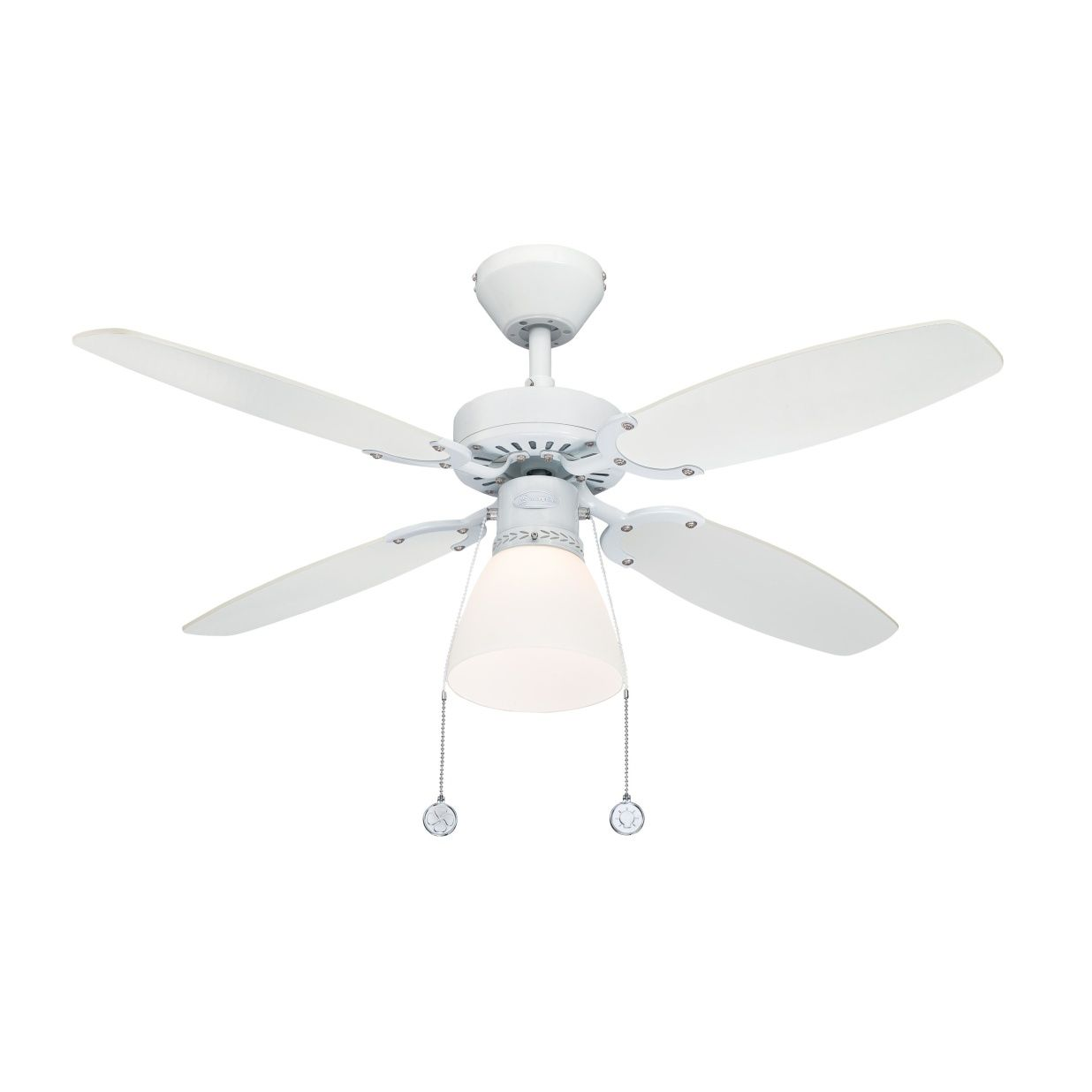 Ein weißer Deckenventilator mit fünf Flügeln und einer Leuchte. Der Ventilator hängt von der Decke.