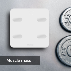 Biała waga cyfrowa z ciężarkami. Pokazuje masę mięśniową. Ciężarki są srebrne.