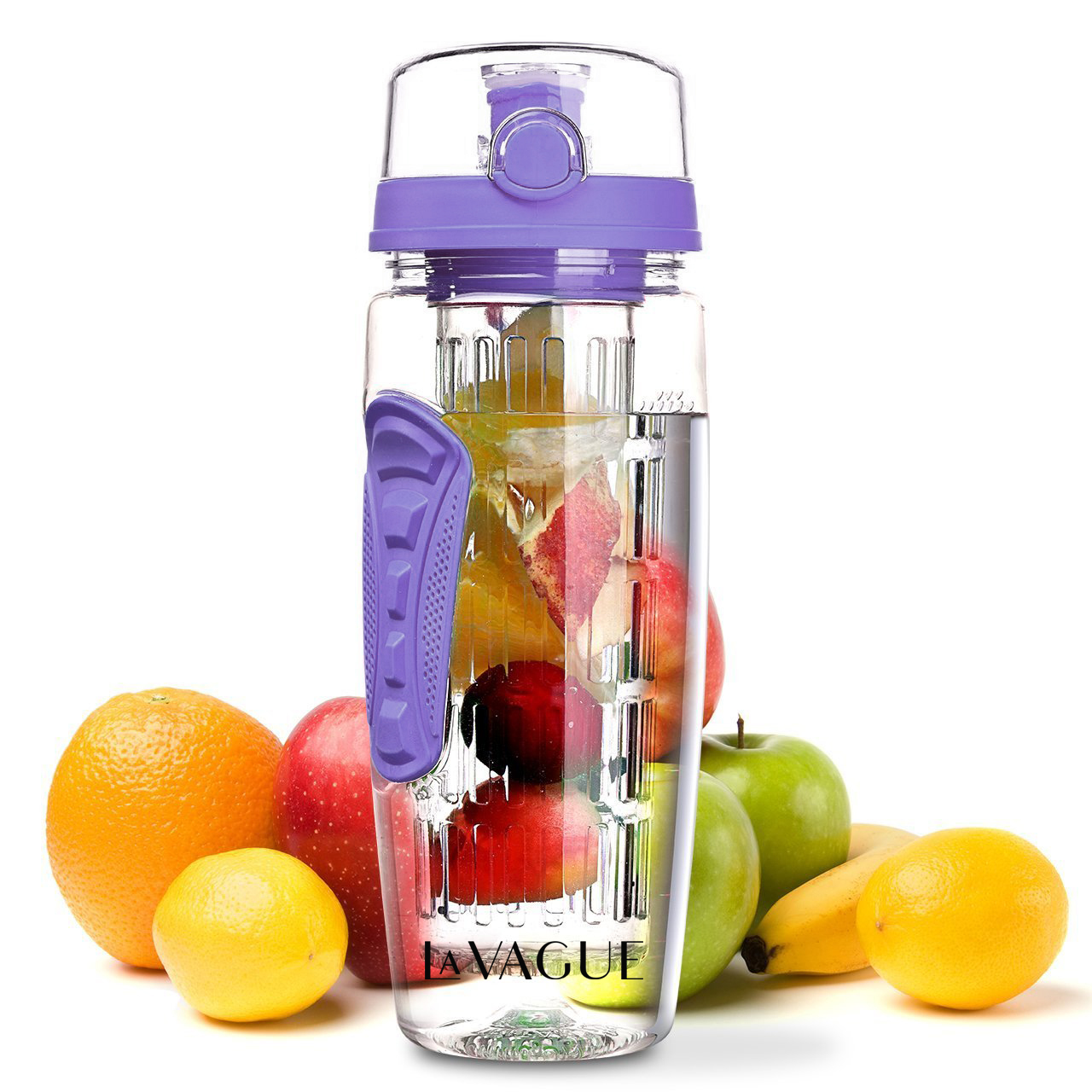 Eine durchsichtige Wasserflasche mit Obst darin, umgeben von mehr Obst auf weißem Hintergrund.