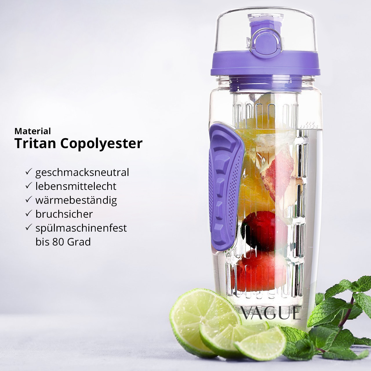 Eine transparente Wasserflasche mit Früchten, lila Deckel und Text. Limetten und Minze im Vordergrund.