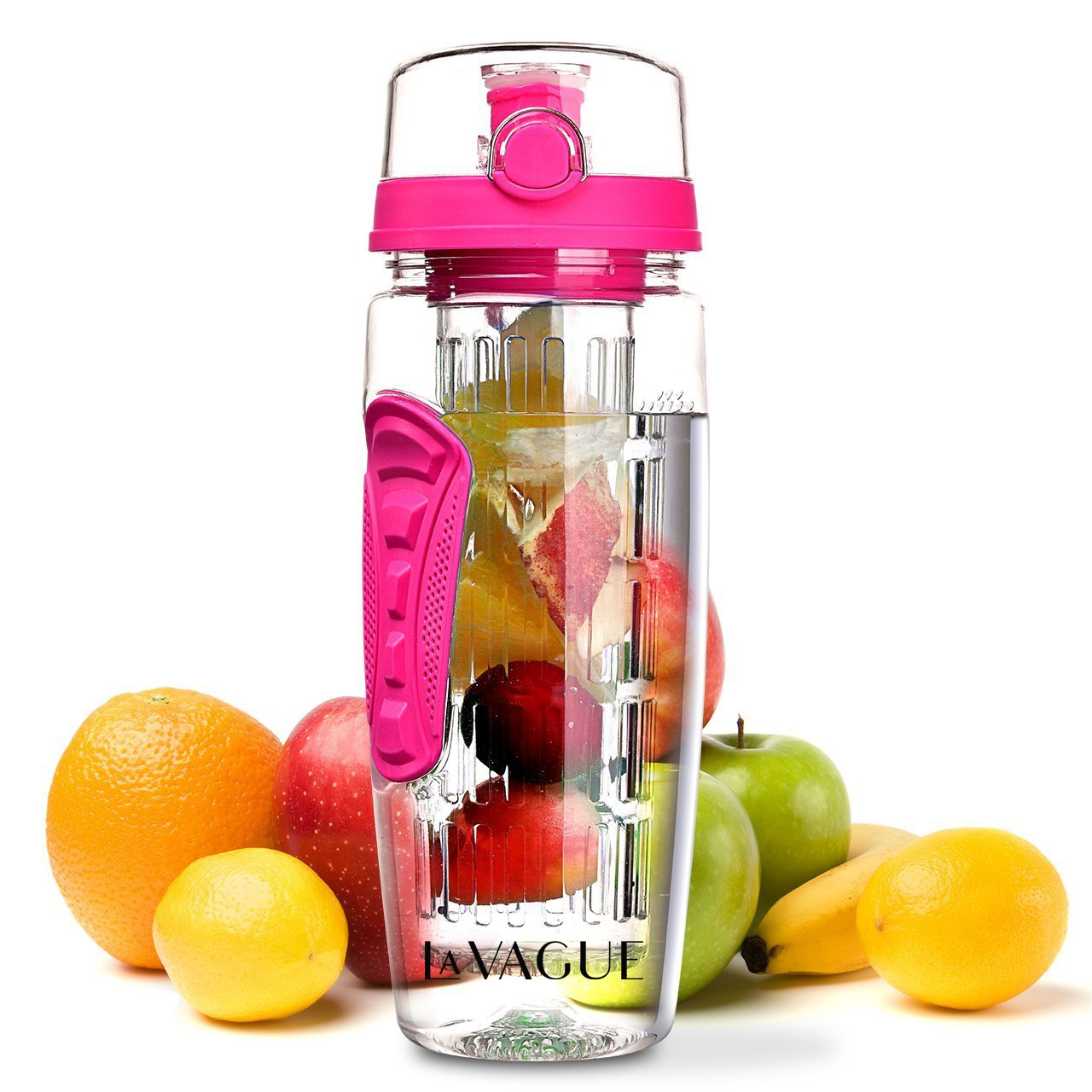 Transparente Wasserflasche gefüllt mit Obst, umgeben von Orangen, Zitronen, Äpfeln und einer Banane.