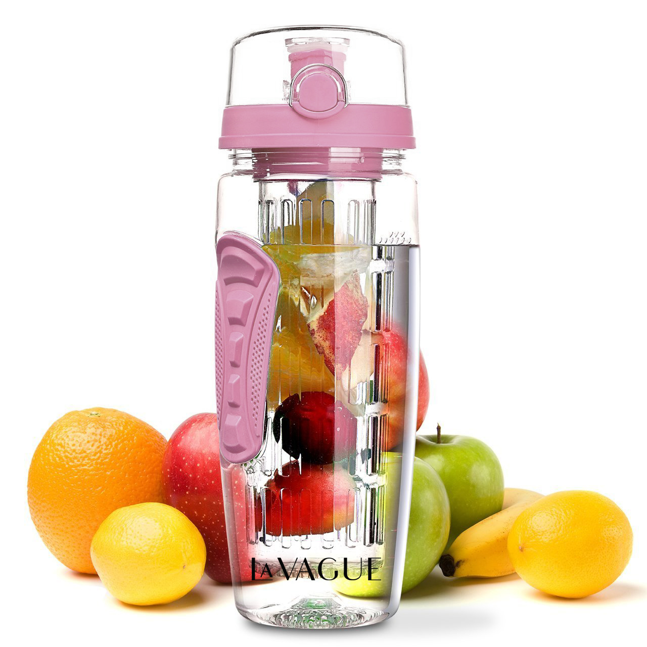 Infusions-Wasserflasche mit Früchten. Rosa Deckel und Griff. Früchte im Hintergrund.