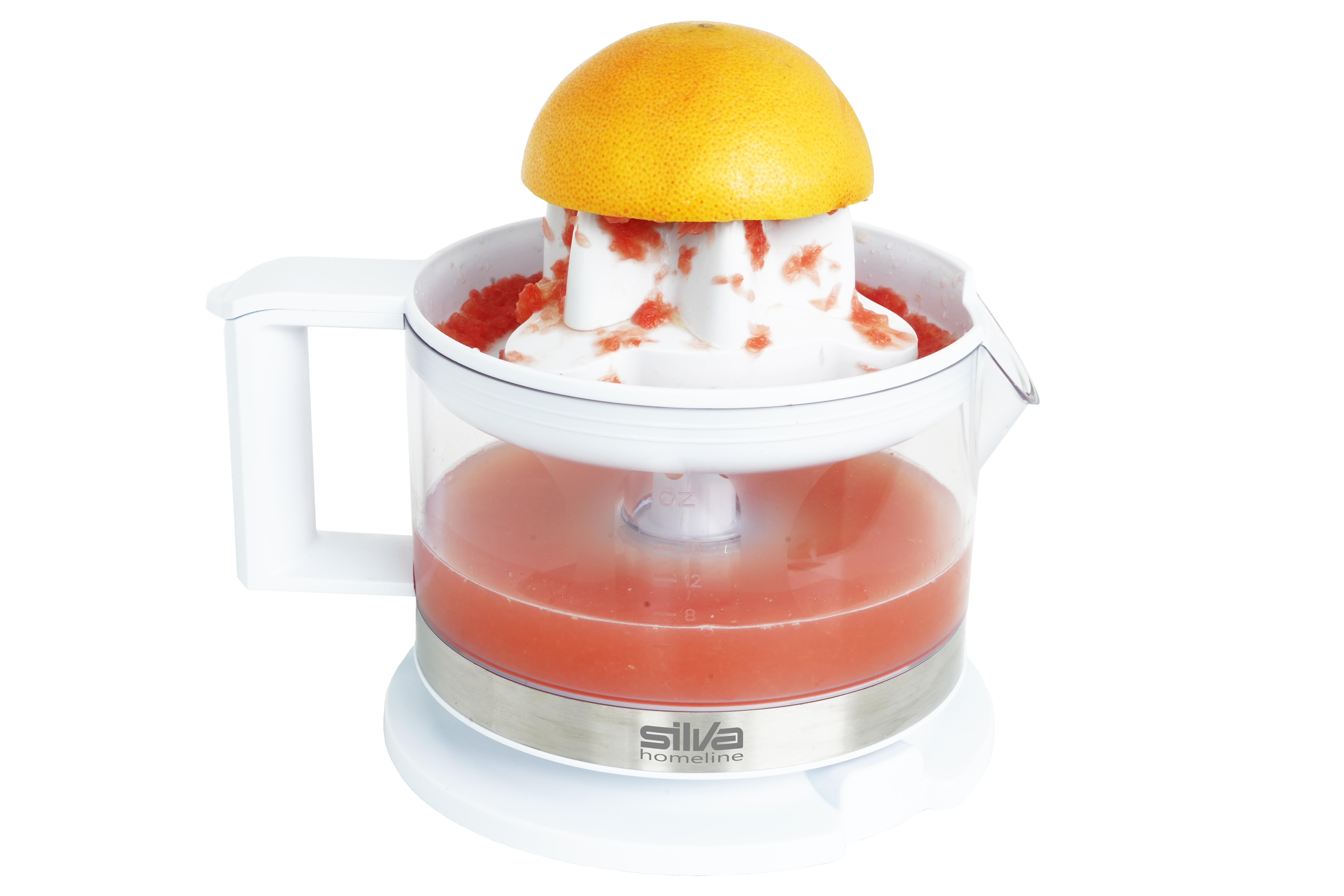 Elektrische Saftpresse mit Grapefruit oben und Saft im Krug, auf weißer Oberfläche.