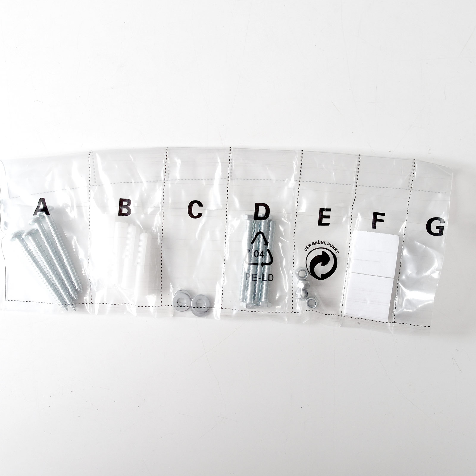 Transparente Plastiktüten gefüllt mit verschiedenen Schrauben, Bolzen und Unterlegscheiben, beschriftet A bis G.