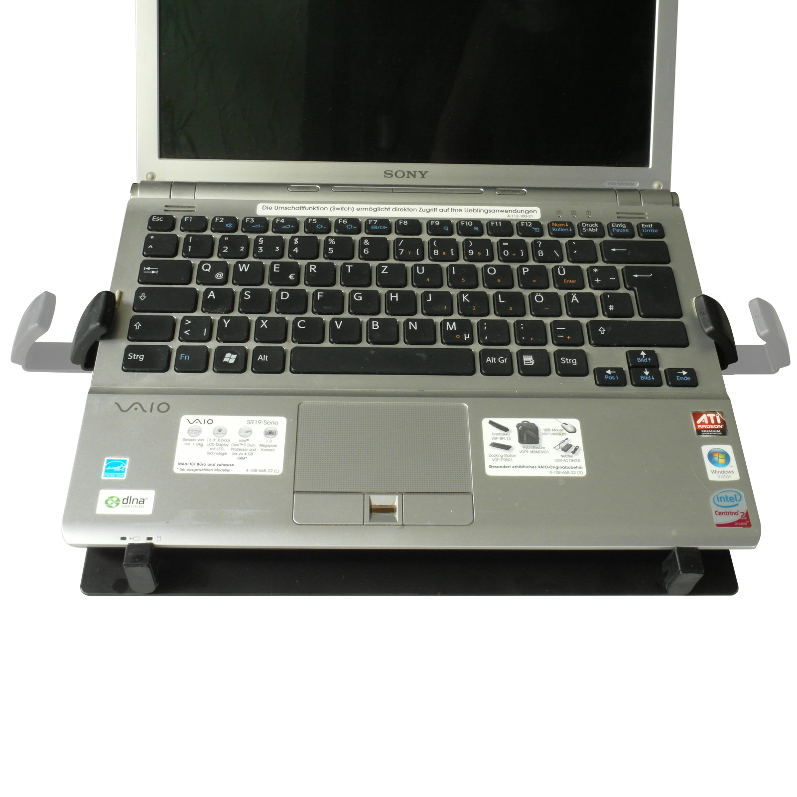 Laptop auf einem schwarzen Ständer. Der Ständer hat zwei Arme, die den Laptop halten.