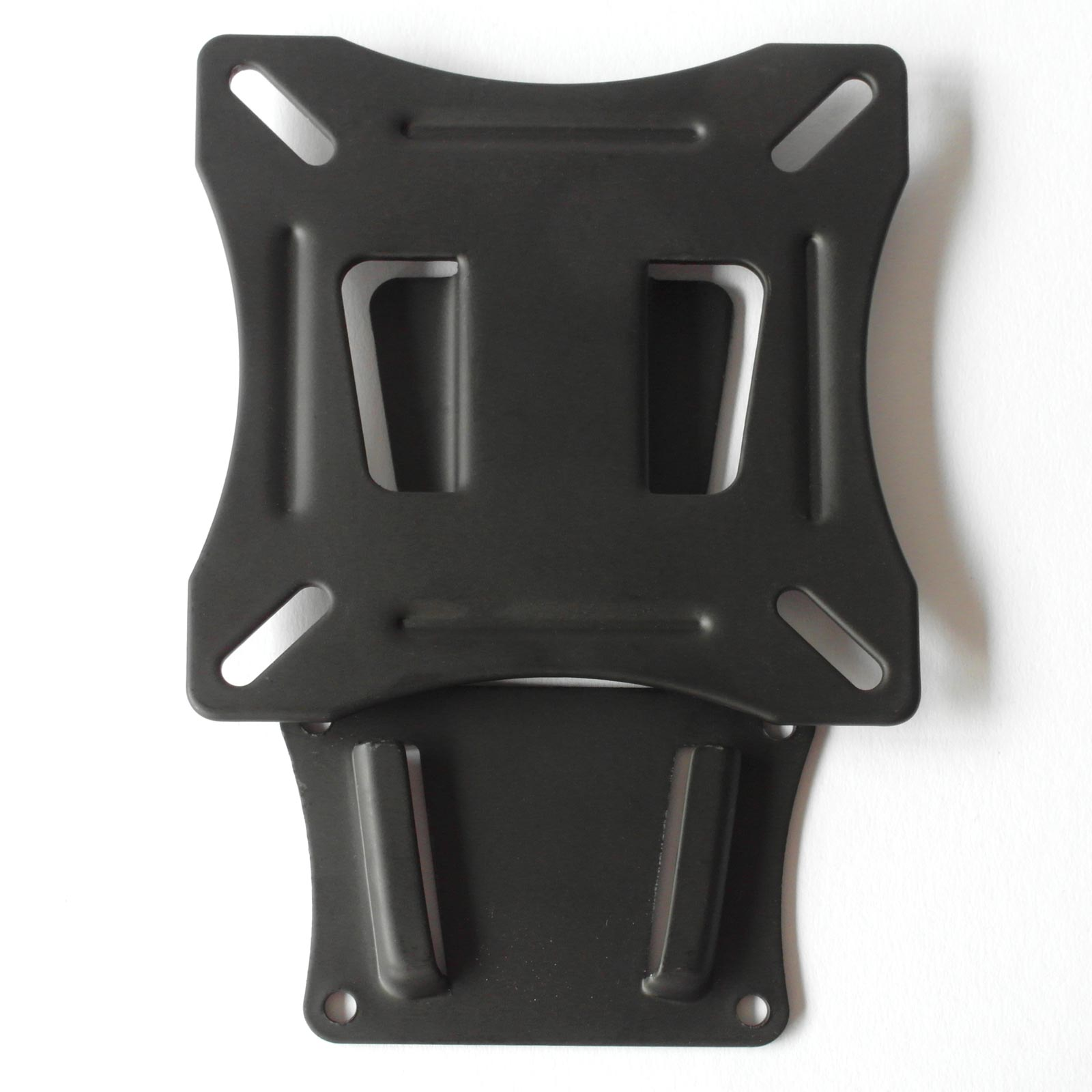 Schwarze Metallhalterung mit vier Löchern und zwei Schlitzen. Weißer Hintergrund.
