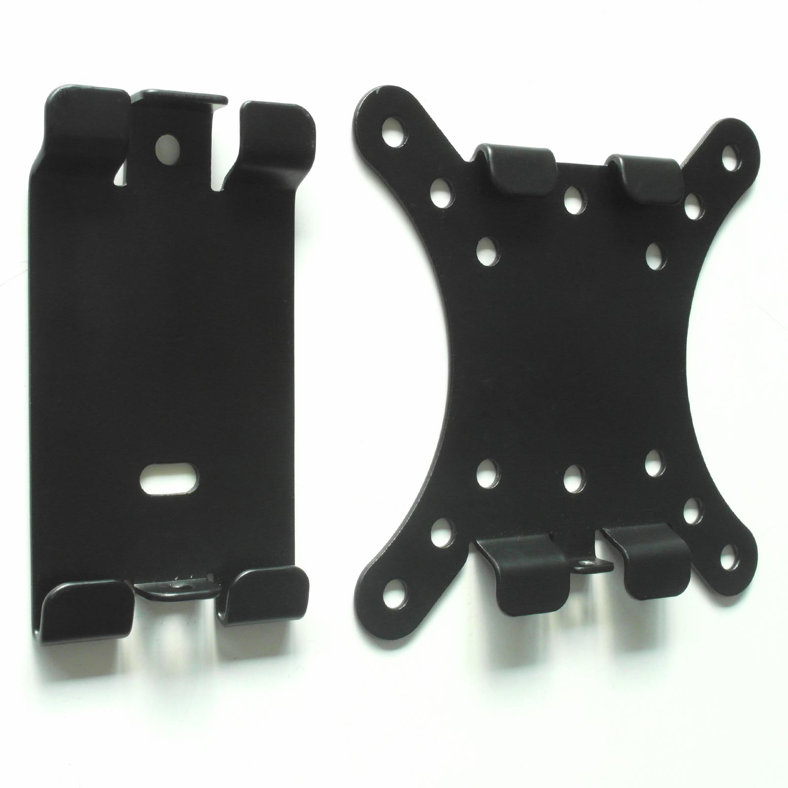 Zwei schwarze Metallhalterungen mit Löchern und Haken auf weißer Oberfläche.