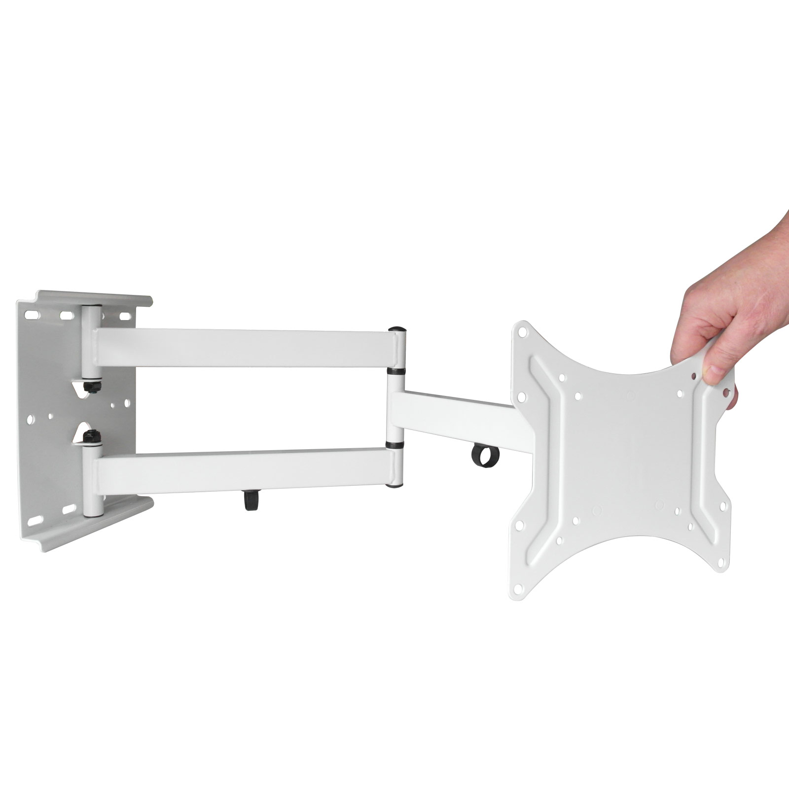 Eine weiße, verstellbare TV-Wandhalterung. Eine Hand hält die TV-Halterung auf weißem Hintergrund.