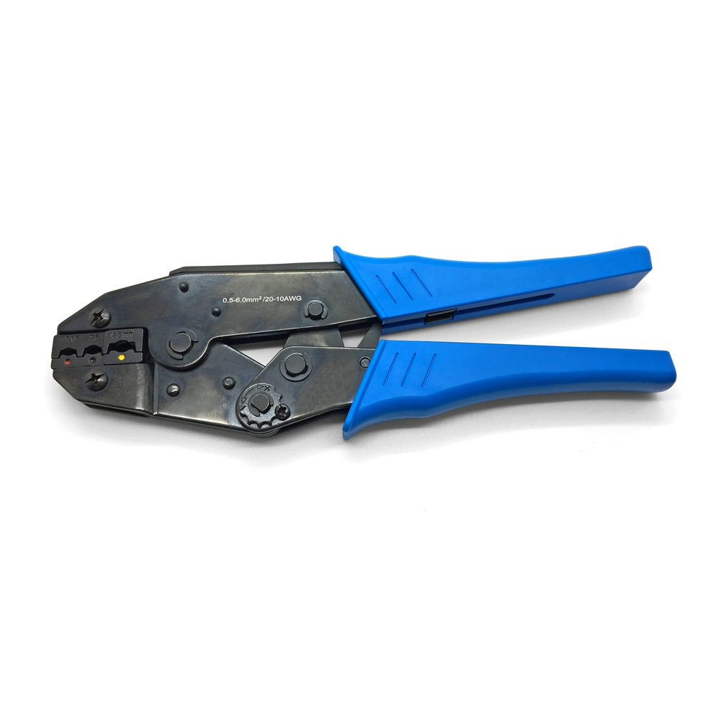 Crimpzange mit blauen Griffen, die den Crimpbereich mit verschiedenen Markierungen zeigt.