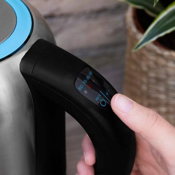 Close-up van de handgreep van een zwarte waterkoker met digitale temperatuurweergave.