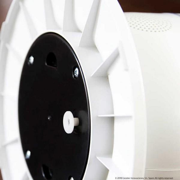 La parte inferior de un ventilador blanco, con tornillos y centro negro.