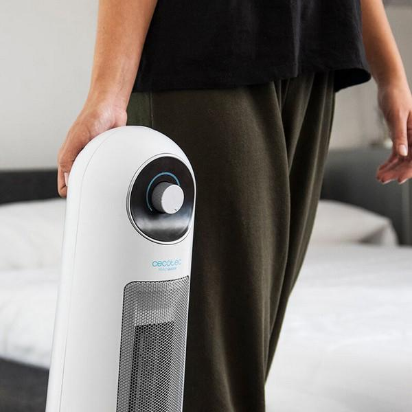 Osoba trzymająca biały, okrągły grzejnik.